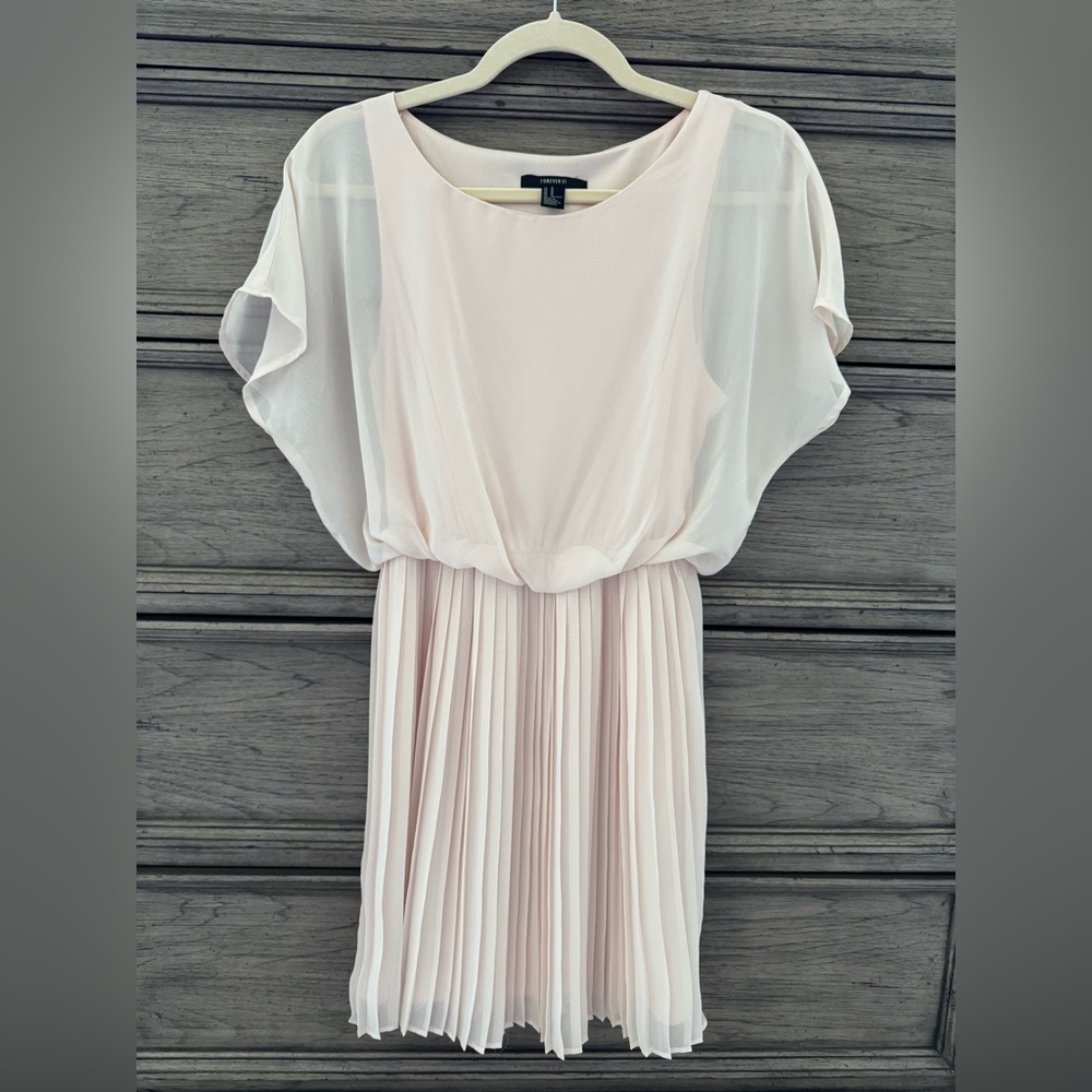 Light Pink Chiffon Dress EUC Short Sleeve Pleated Skirt Blush Peach Flowy Fo…